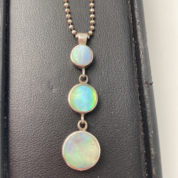 Opal & sterling silver necklace with 18” chain. Stamped 925 on clasp. - Picture 2 of 8